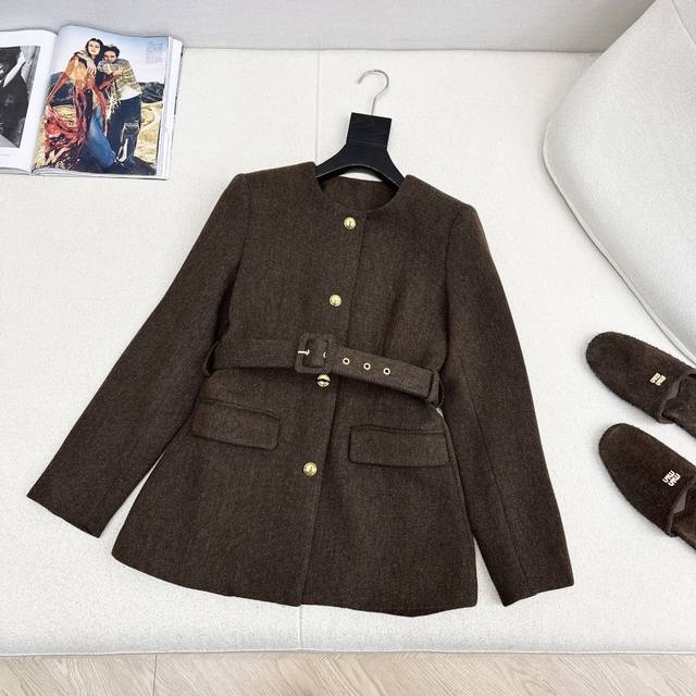 独家款～ Miu 25Ss 秋冬最新款中古设计感羊毛斜纹圆领外套 是那种氛围感很强的外套 整个版型也是复古有气质的 圆领设计上身蛮显脸小的 又显的整个人温柔起来