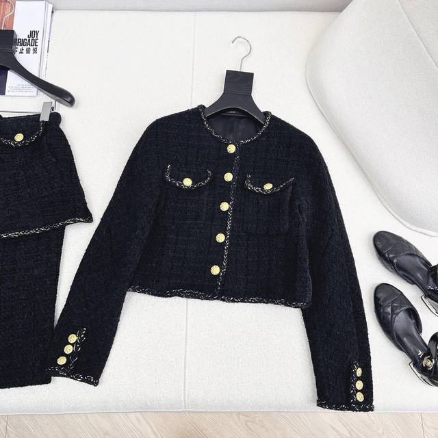 爆单款 C家 25Ss 秋冬最新款名媛气质套装圆领短款编织外套+假两件设计包臀半裙 谁穿上都有种富家千金的优雅贵气 美貌和实力并存 简直就是冬日宝藏穿搭指南 小