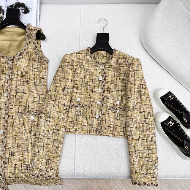 C家 25Ss 秋冬最新款双口袋装饰圆领编织外套独家开发编织面料 自带高级感的色系 复古的圆领非常优雅大方～齐腰版型更好的修饰身材比例！聚会场合日常都可驾驭 推