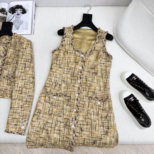 C家 25Ss 秋冬最新款编织无袖连衣裙独家开发编织面料 气质名媛风 定制纽扣 满满的高级感 口袋装饰设计 ～上身妥妥的名媛气质风～搭配同款色系外套自带光环 一