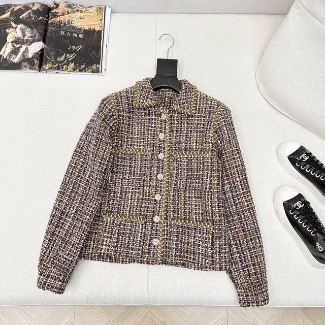 超好看的小香风 C家 25Ss 最新款翻领死口袋编织外套太好看了 非常显白 是那种会透露出优雅和气质的外套 水钻扣子和编织镶边设计 细节感满满 整个版型剪裁很正