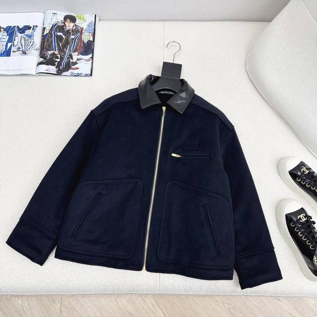 Miu 25Ss 秋冬最新款缪系少女知识分子撞色真皮翻领羊毛呢棉服外套要风度又有温度的保暖夹棉做法 超级叠搭保暖神器 经典Overzise版型上身巨显瘦 甜酷的
