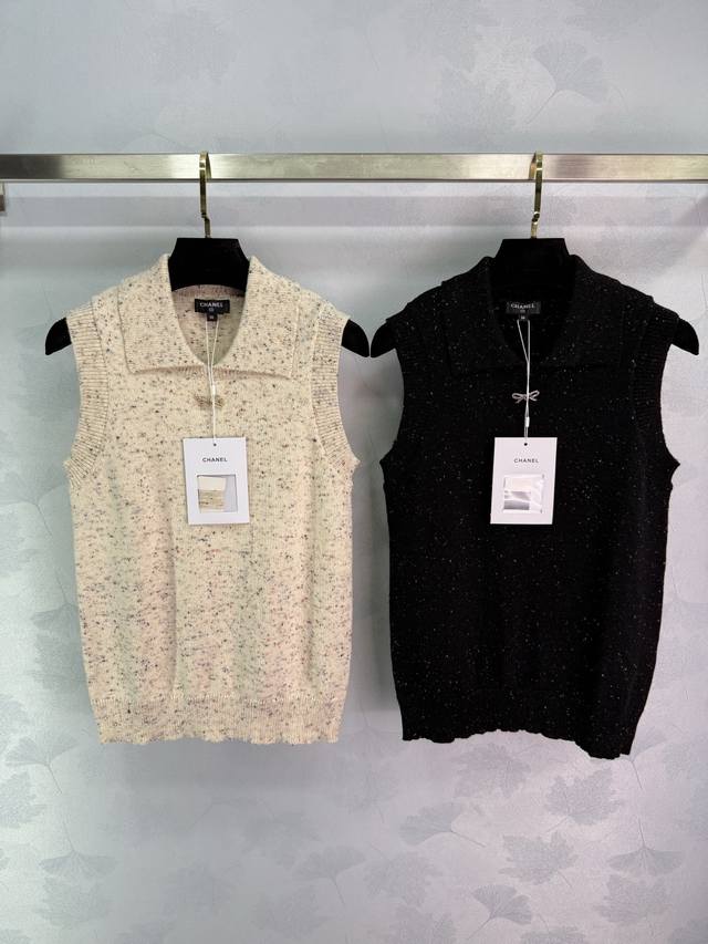 Ch**25N滑雪系列系列针织背心，黑色主色+细闪纤维，低调高级感满满。无袖设计，搭配翻领和金属双C Logo，品牌辨识度超高！胸前蝴蝶结装饰，优雅又俏皮。针织