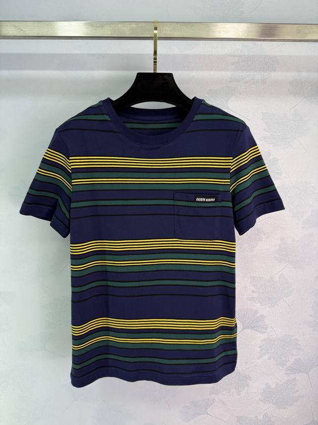 Miu*系少女穿搭，限定新品！知识分子时髦风蓝绿黄条纹撞色短袖T恤。休闲减龄又时髦！字母标签Logo低调奢华，经典正肩版型百搭不挑人上身美的不要不要的！做工品质