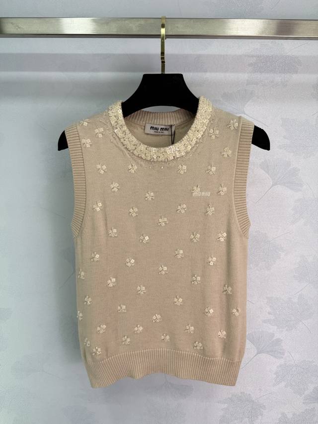 Miu*25秋冬新款 钉珠碎花针织背心 大身环绕脖子以钉珠点缀，内外疏密有致，躯干部分钉珠组合成花朵造型，与胸前字母徽标呼应，增添青春气息，上身减龄洋气，日常通