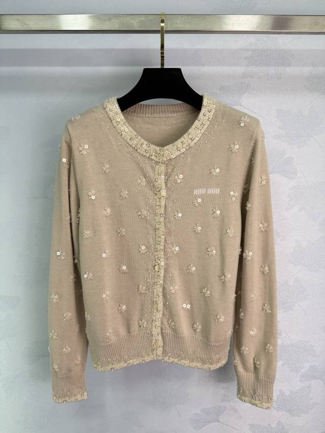 Miu*25秋冬新款 钉珠碎花针织开衫 大身环绕脖子以钉珠点缀，内外疏密有致，躯干部分钉珠组合成花朵造型，与胸前字母徽标呼应，增添青春气息，上身减龄洋气，日常通