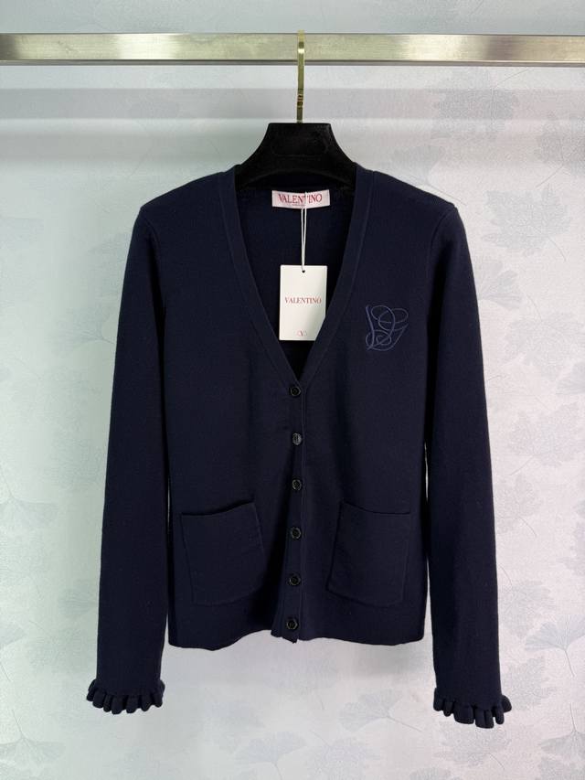 Va*25秋冬新款V领开衫 袖口木耳边设计超好看 胸前刺绣Logo点缀 简约大方 100%纯羊毛面料 柔软舒适 V领设计显锁骨 修身显瘦 搭配裙裤都很好看 ！1