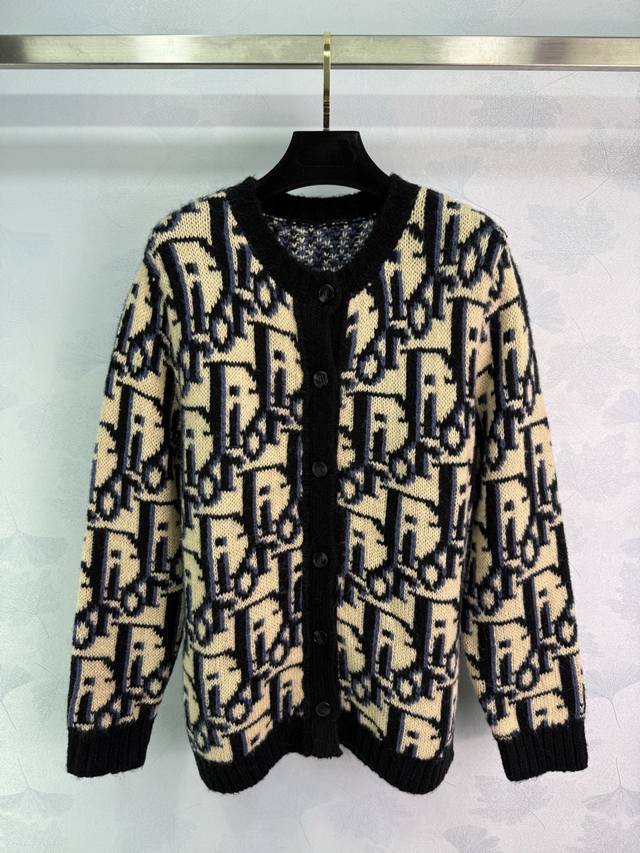 Dio*25秋冬新款经典字母提花针织开衫 前幅纽扣开合 双侧口袋装饰 采用优质马海毛混纺面料 手感柔软舒适 做工精致 罗纹袖口，版型合体有型！1色3码Sml T