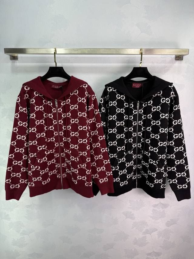 Gucc* 2025早秋新款新款双面连帽拉链针织外套！定制羊毛针织材质 质感十足 品相还原 连帽拉链外套 拉链设计穿脱方便 双插兜兼顾实用美观 双面可穿设计 正