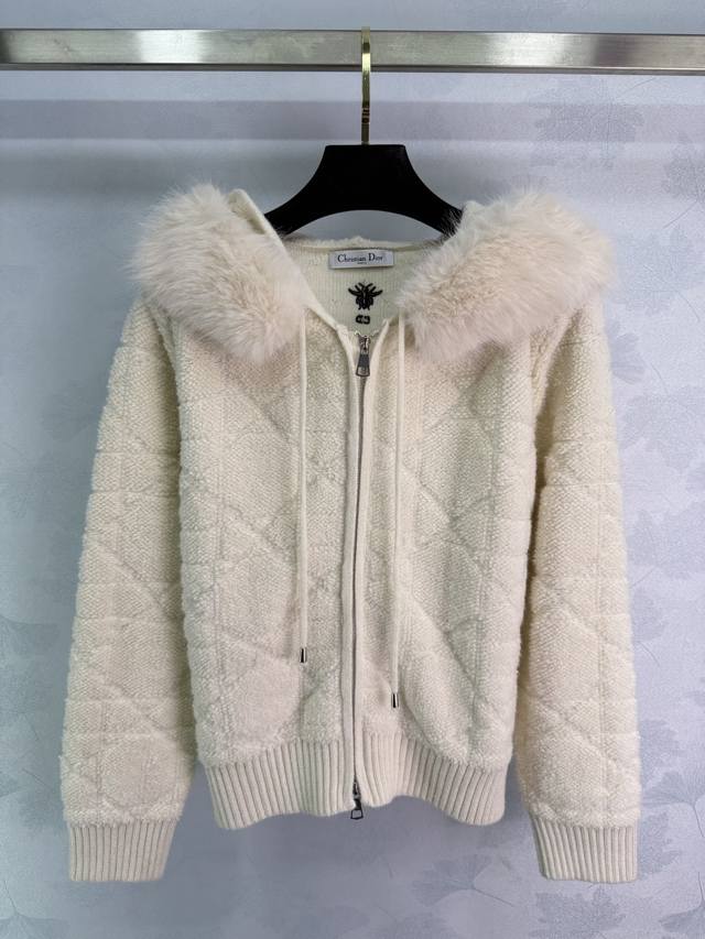 Dio*25秋冬新款菱格毛领开衫 超软超舒服 带狐狸毛大毛领 可拆卸 拉链连帽设计 面料羊毛混纺保暖又时尚 搭配裙子裤子都好看！1色3码Sml T226B.