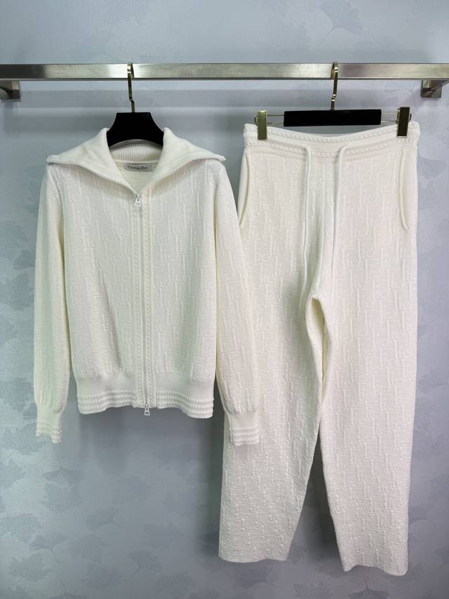 Dio* 25秋冬新款海军风大翻领设计 满印Logo针织套装！懒人必备套装免去搭配烦恼！定制纯棉纱线手感细腻柔软。进口机织蜂窝肌理，大反领运动开衫搭配抽绳直筒裤