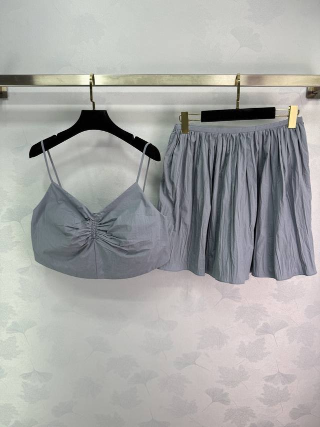 Miumi*2025早秋新款短款吊带短裙套装 定制Yb进口材质 舒适细腻 质感光泽 胸衣式短款吊带压褶短裙套装 通体水蓝色清新自然 胸口褶皱与放量伞状压褶裙摆呼