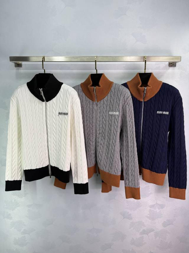 Miu*25秋冬新款麻花针织开衫 经典麻花纹理 拉链开合设计 立领配拼色领口袖口 层次感强 胸前小Logo点缀 细节精致 羊毛羊绒面料 柔软保暖 秋冬百搭款！3