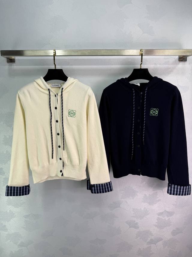 Loew*2025早秋新款连帽针织开衫 定制Yb羊毛纱线织造 柔软亲肤 舒适弹力 连帽针织开衫剪裁 全开襟领口随意调节 恰当露肤 美化头肩比例更显瘦 大身细腻肌