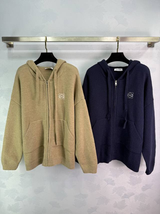 Loe*25秋冬新款连帽针织开衫 胸前小Logo刺绣设计 宽松版型很舒服 面料柔软 双侧大口袋设计实用 随性又时髦！2色3码Sml T226B.