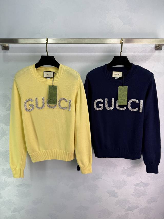 Gu*25秋冬新款珠片字母针织衫 优质羊毛混纺面料 胸前珠片字母设计 圆领套头长袖版型 螺纹收口 宽松百搭显瘦 搭配裙裤都很美！2色3码Sml T226B.