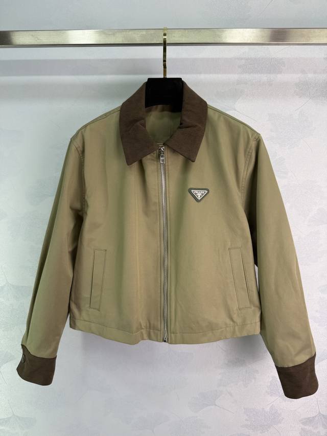 prad* 2025秋冬新款翻领风衣外套！定制斜纹全棉风衣材质 质感细腻 垂感十足 拉链开襟外套 落肩翻领宽松微A设计 大身浅卡其配色袖口领口撞色 碰撞设计层次