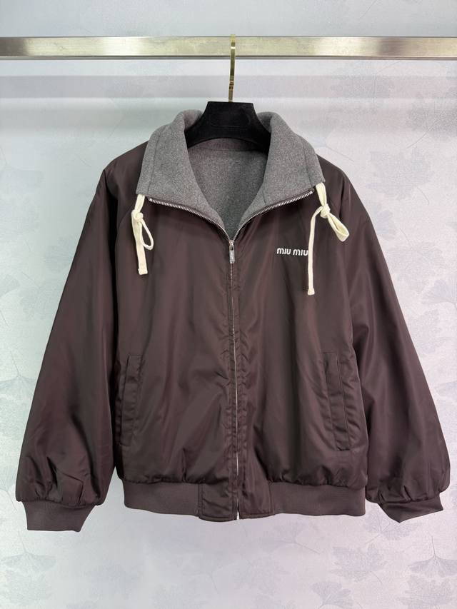 Miu*系少女格蕾系穿搭！知识分子时髦风双面要穿夹克外套！进口摇粒太空绒面料厚实软糯，再生尼龙面料挺阔防风，经典型上身显瘦绝绝子！复古风甜妹穿搭！刺绣字母Log