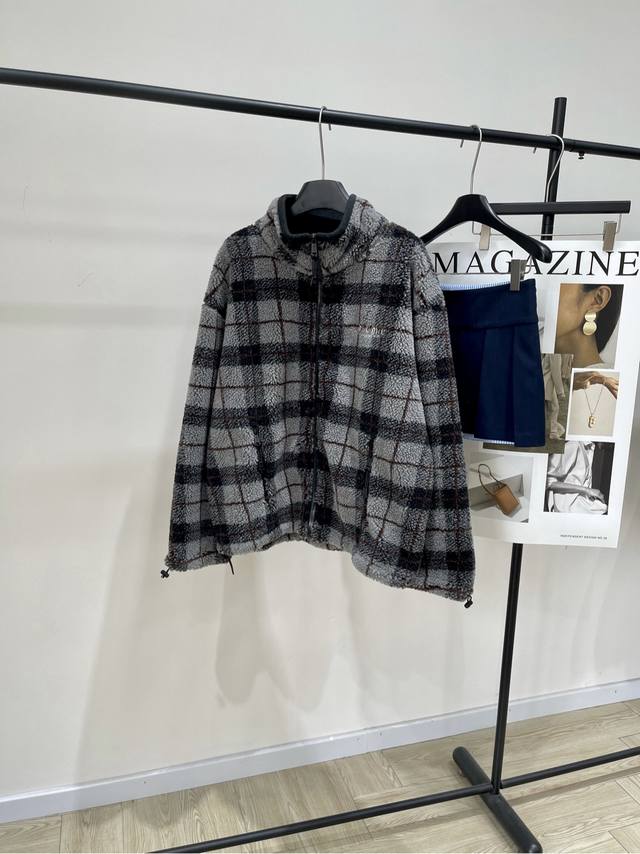 M灰黑格纹羊羔毛立领外套 ，面料：羊羔毛 颜色：灰黑格纹 Miu*格纹羊羔毛外套，黑灰格纹设计 复古学院风满满 面料含30%羊毛，蓬松柔软又保暖 秋冬穿超合适，