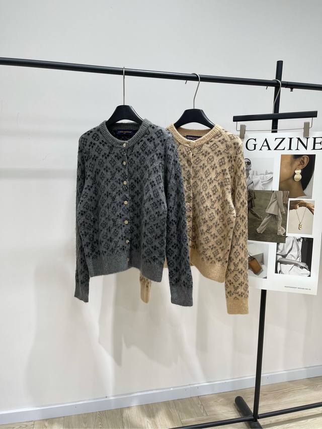 Lv四叶草老花毛绒单排扣开衫 ，面料：羊毛混纺 颜色：灰色、奶茶色 Lv Flight Mode奶茶色针织开衫 柔软材质+经典 Monogram花纹 优雅又有辨