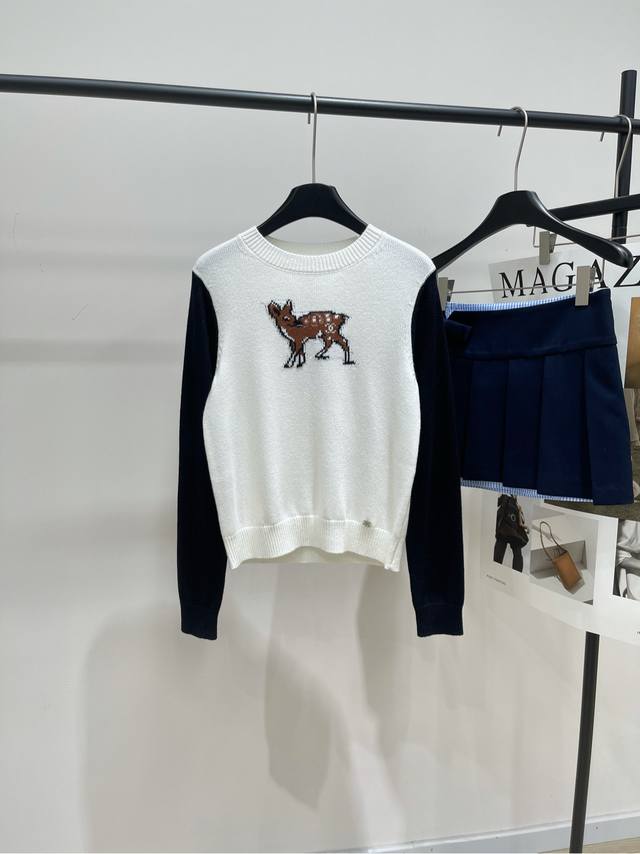 双C滑雪小鹿撞色圆领毛衣 ，面料：羊毛混纺 颜色：黑白拼色 Chanel Coco Neige滑雪系列小鹿毛衣 黑白撞色设计，柔软针织材质 秋冬穿超舒服正面小鹿