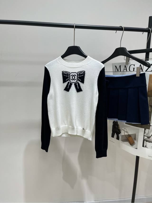 双C黑白蝴蝶结提花长袖毛衣 .，面料：羊毛混纺 颜色：黑白拼色 Chane*25N滑雪系列蝴蝶结毛衣 羊毛材质超柔软，秋冬穿超舒服 白色主色+黑色袖子 胸前蝴蝶