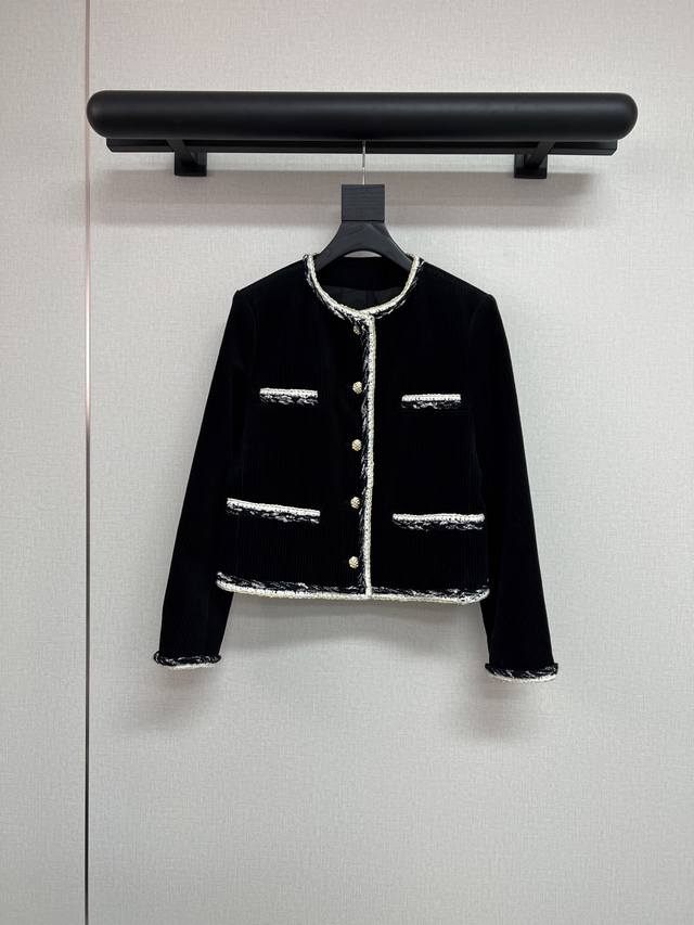 高品质小香*2025秋冬系列 今年香家最好看的外套了 没有之一！ 采用宽距丝绒条纹 不是普通丝绒料子 定制的双色花边织带 光织带成本就要50多块！ 定制金色浮雕