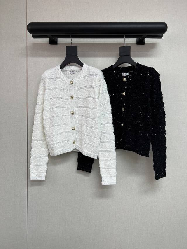 高品质小香风*2025秋冬系列 超美的小香风珠片毛衣开衫 经典的黑白色 立体工艺毛织 整件衣服也厚实保暖 细节满满的一款外套开衫 拿到手就懂了 立体复古的提花纽