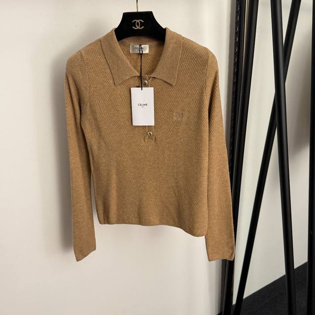 款号20257010 Celin*新款 胸前Logo刺绣polo领长袖针织衫上衣，杏色，咖色，黑色， 均码：胸围76，袖长62，长54；重量：0.225 .