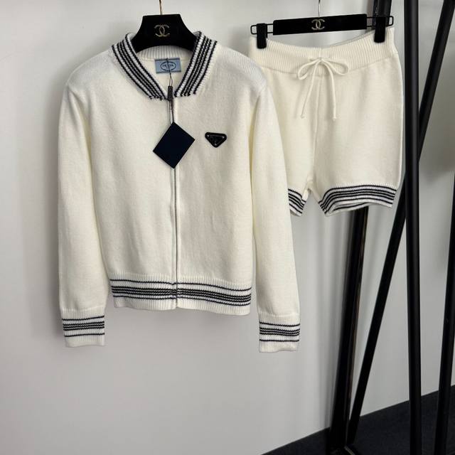 款号20257006 prad*新款套装，三角标长袖针织衫开衫拉链外套+针织短裤，白色，卡其色，灰色，黑色， 均码：肩宽40，胸围96，袖长59，长55；腰围6