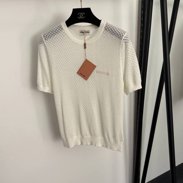 款号20256997 Miumi*新款 粉色Logo字母 镂空格子短袖针织衫上衣，白色，Sml， M码：肩宽36，胸围82，袖长23，长58；重量：0.115K
