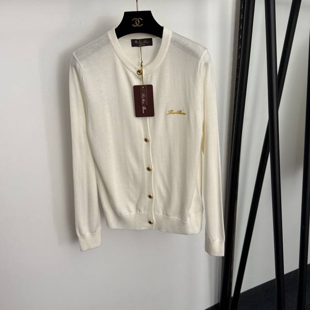 款号20256994 Loro piana*Lp新款 Logo刺绣字母定制金扣长袖针织开衫，白色，卡其色，红色，深咖色，灰色，黑色，Sml， M码：肩宽37，胸