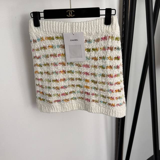 款号20256992 Chane*新款 亮丝条纹针织短半裙，白色， 均码：腰围66弹力，长37；重量：0.185Kg .