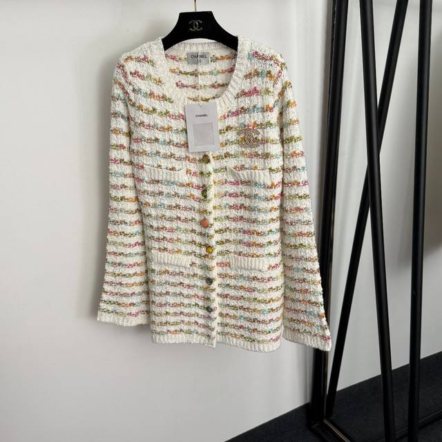 款号20256991 Chane*新款 小香Logo胸针 彩色纽扣亮丝条纹长袖针织开衫，白色， 均码：肩宽36，胸围90，袖长64，长72；重量：0.565Kg