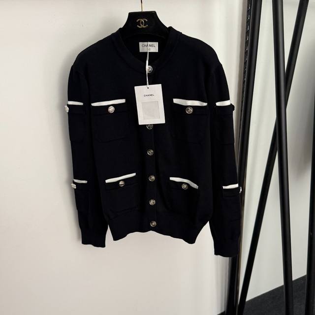 款号20256987 Chane*新款 多口袋单排扣圆领长袖针织开衫，黑色， 均码：肩宽42，胸围104，袖长59，长59；重量：0.480Kg