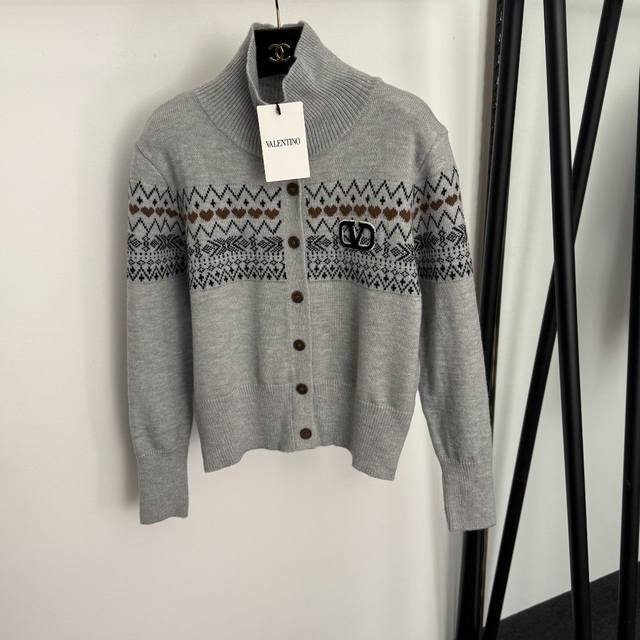 款号20256985 Valentin*新款 复古波谱花纹 植绒V字Logo长袖立领长袖羊毛针织开衫，灰色，浅蓝色，Sml， S码：肩宽39，胸围94，袖长58