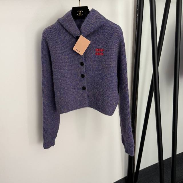 款号20256984 Miumi*新款 Logo刺绣字母拼色混毛立领长袖短款针织开衫外套，紫色，灰色，36 38 40， 38码：胸围102，袖长65，长40；