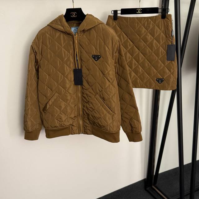 款号20256980 prad*新款尼龙棉服套装，Logo三角标装饰 菱格子长袖连帽拉链外套+包臀收腰A字短半裙，咖色，黑色，Sml， M码：肩宽46，胸围11