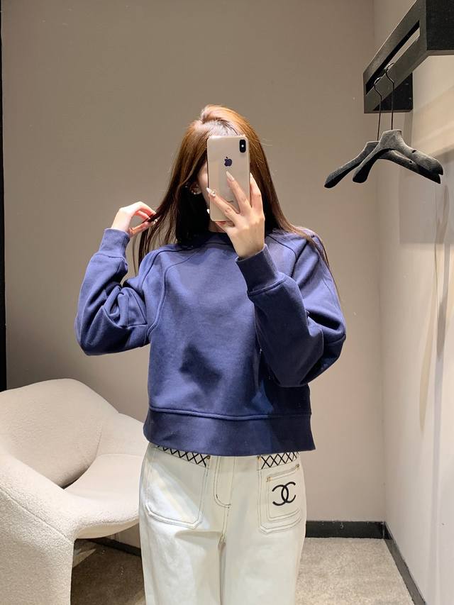 Loew* 25Fw秋冬新款 极简圆领卫衣丨独家高版出品！采用高密度抓绒棉面料，表面是细腻的雾面哑光质感，触肤是裹紧暖意的柔软，却不会像普通卫衣那样显臃肿；短款