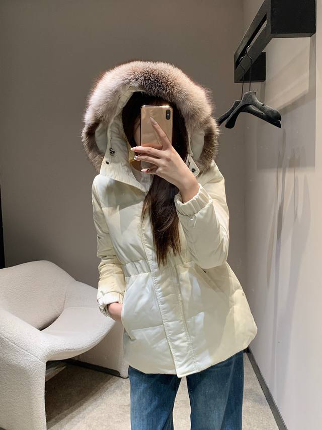 Moncl*R 25Fw秋冬新款 真毛领连帽收腰鹅绒羽绒服外套丨独家高版出品！95新国标鹅绒填充！柔和的奶白色调自带温柔氛围，衣身采用轻盈且抗风的亮面面料，连帽