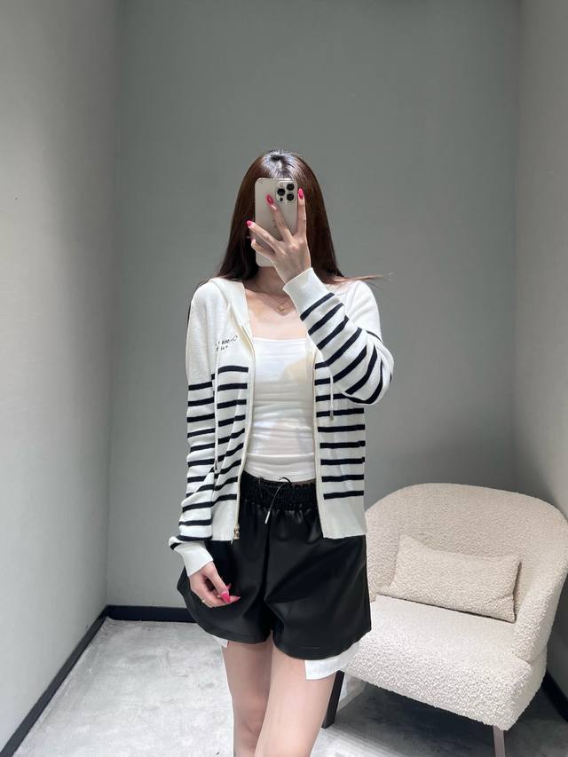 Di*R-2015Fw秋冬限定系列 条纹连帽针织开衫。经典黑白条纹，D家高级感与海魂衫的休闲感巧妙融合，面料质感柔软且兼具良好的垂坠性。连帽设计搭配抽绳，胸前D