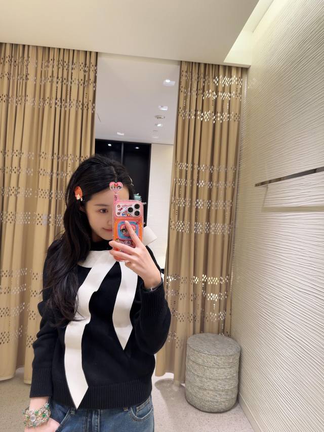 Chan*L 25K高级手工坊系列 黑白拼色蝴蝶结针织毛衣丨独家Yb开发！高版出品！精选亲肤软糯的羊绒针织面料，以纯黑针织为底，重磅打造的奶白色立体蝴蝶结从肩头