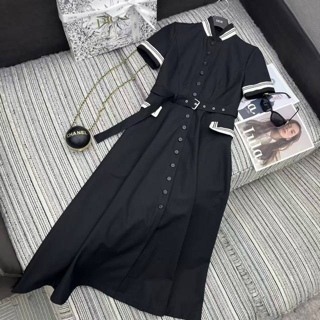 强烈推荐 25年早春系列 Dio*新款撞色刺绣边立领短袖连衣裙 收腰大裙摆 搭配调节腰带 次刺绣小蜜蜂点缀 两色Sml .