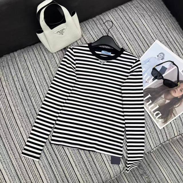 强烈推荐 25年早秋系列 pra*新款条纹长袖圆领T恤 经典的倒三角标点缀 Sml .