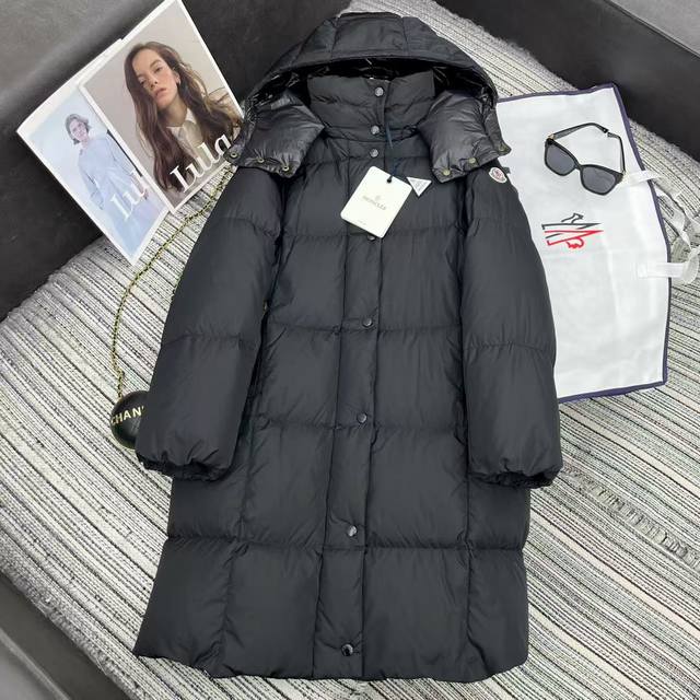 强烈推荐 25年早秋冬系列 Mon*新款连帽中长款羽绒服外套 充绒量饱满 90白鹅绒填充 经典的袖标点缀 高端品质 012