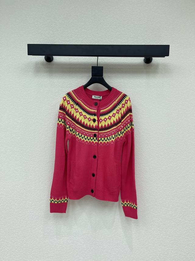 Miumi*25秋冬新款重工钩花圆领针织开衫。定制Yb羊毛纱线织造，质感高级，舒适柔软，圆领长袖针织开衫，领口袖口螺纹包边与衣摆相呼应，环脖点缀费尔岛北欧风格的