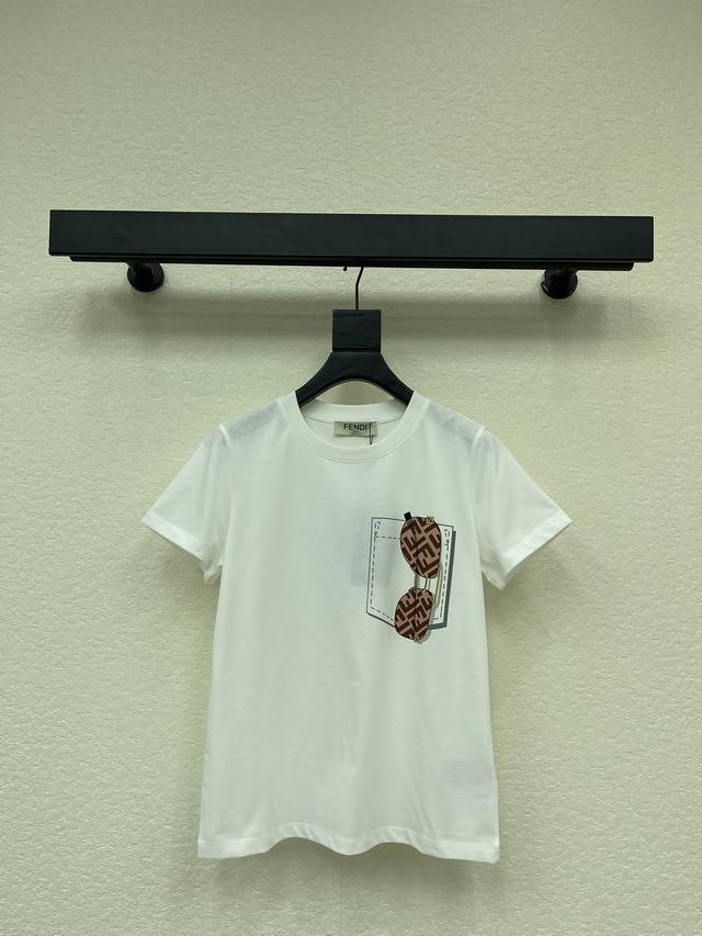 Fend*26早春新款圆领墨镜印花短袖T恤。定制Yb斜纹全棉材质，质感细腻，透气舒适，常规短袖T恤裁剪，凸显品牌格调，采用克重纯棉制成，垂坠感十足，呈现显瘦视觉