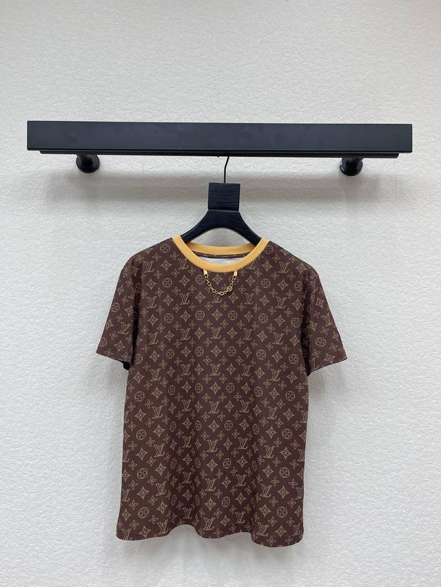Louis Vuitto*26早春新款咖色老花字母全身印花短袖T恤 高密度时髦运动风 每个日常的穿搭 俏皮减龄充满元气的设计元素 高品质 尺码Sml Aa