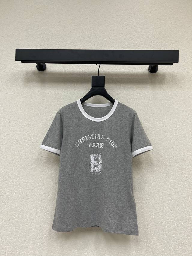 Dio*26早春新款撞色领字母印花灰色短袖T恤 高密度时髦运动风 每个日常的穿搭 俏皮减龄充满元气的设计元素 高品质 尺码Sml Aa.