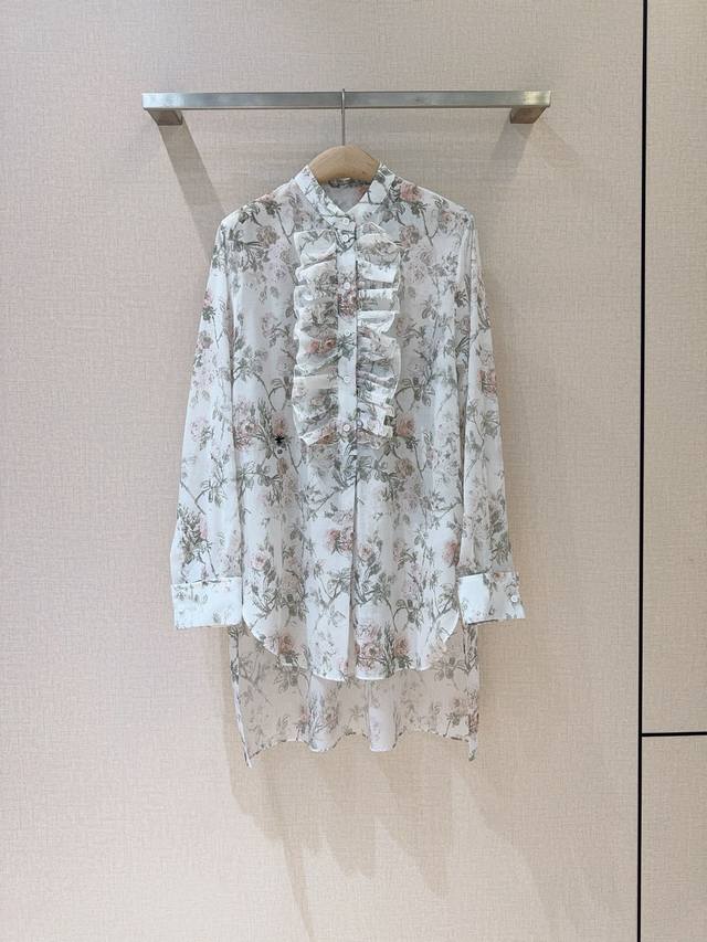 D家 26 新品花卉印花荷叶边衬衫上衣 采用立领设计并搭配纽扣开合，领口处有多层荷叶边装饰，将法式优雅揉进细节；衣摆前短后长设计，呈现出温柔的法式复古风格。 码
